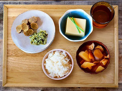 食卓に木のあたたかみを!おしゃれな木製のトレーおすすめ10選